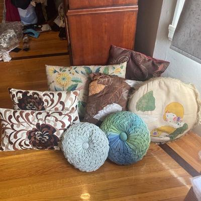 Lot of Decorative pillows
