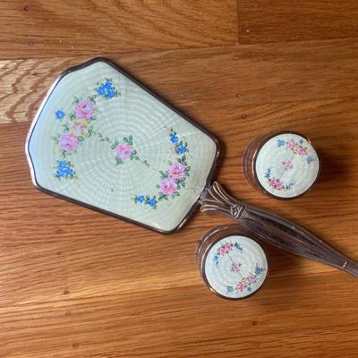 Grouping of decorative items