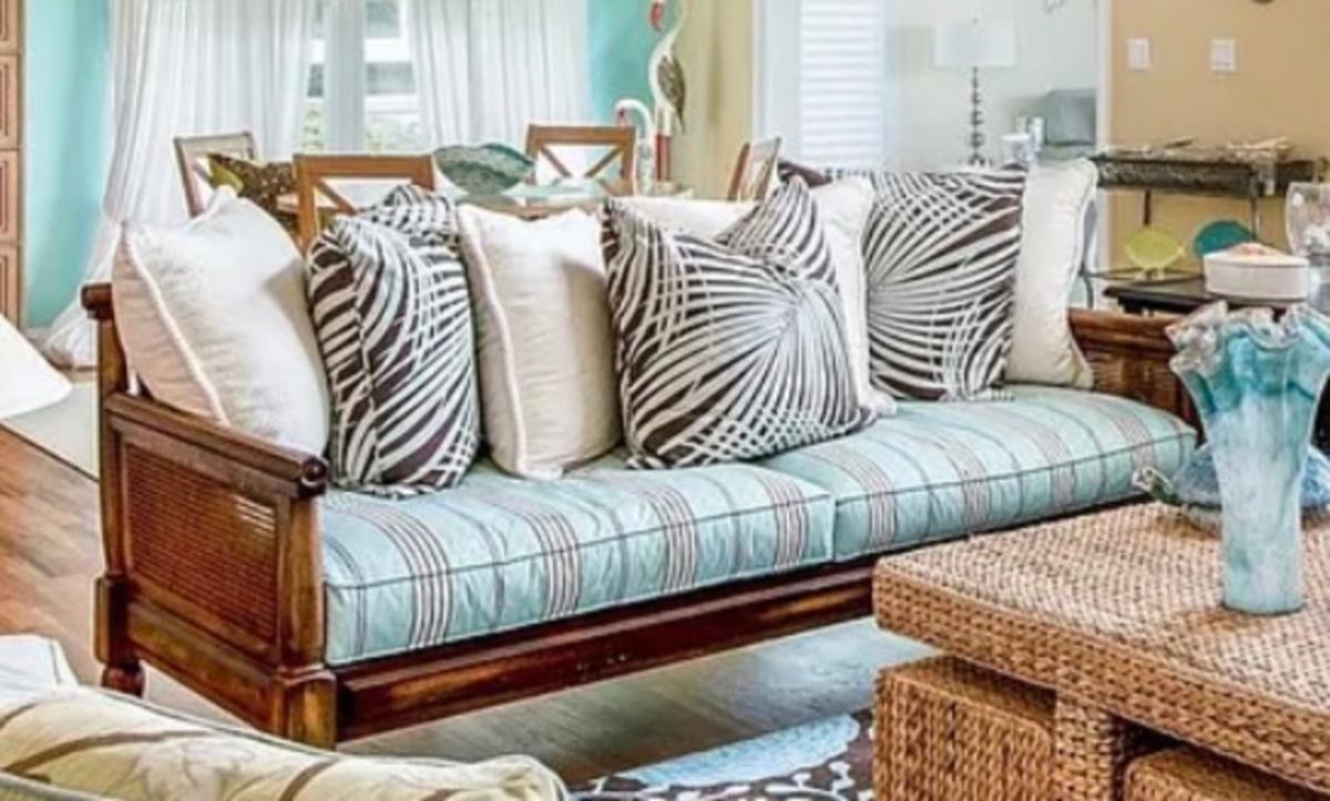 1572 Acquisitions Collection HENREDON Traveler Two Cushion Sofa