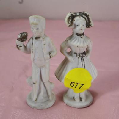 FIGURINES