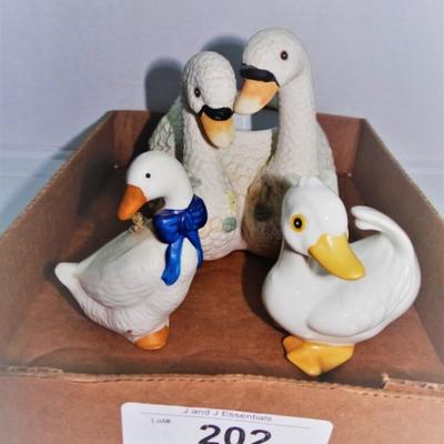 Ducks/Swan Plater and HOMCO Figurine 1414
