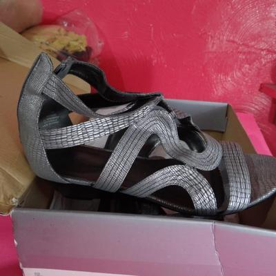 LANE BRYAN WOMANS SILVER SANDAL SIZE 11W