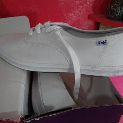 WOMAN'S KEDS WHITE CANVAS SIZE 11W