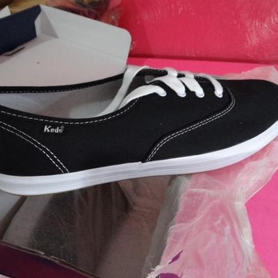 WOMANS KEDS BLACK CANVAS SIZE 11W