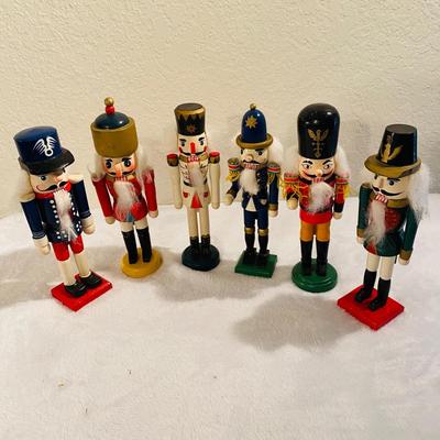 Lot of Christmas Nutcrackers (G-SL)