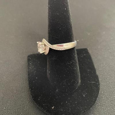 BEAUTIFUL STERLING SILVER RING W/CUBIC ZERCONIA