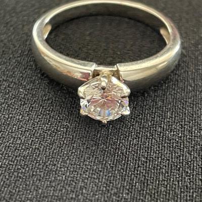 STERLING SILVER RING W/CUBIC ZIRCONIA SOLITAIRE