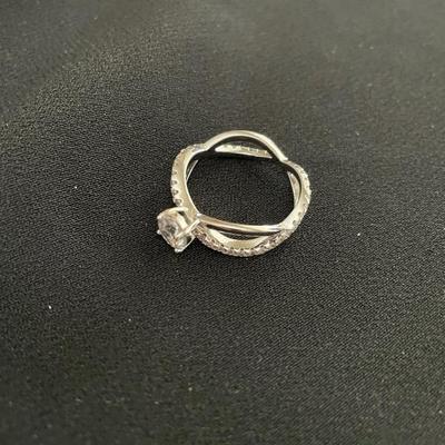 BEAUTIFUL STERLING SILVER RING W/CUBIC ZIRCONIA SOLITAIRE