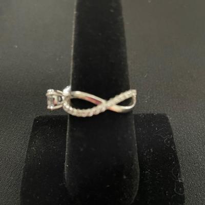 BEAUTIFUL STERLING SILVER RING W/CUBIC ZIRCONIA SOLITAIRE