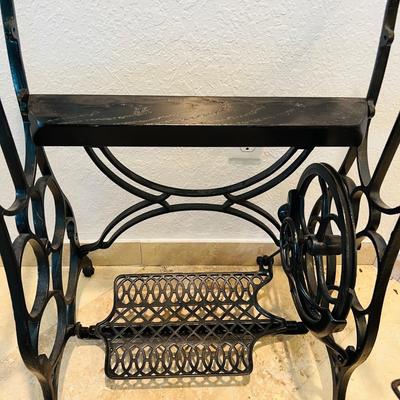 Metal Singer Sewing Bases. (GR-JM)