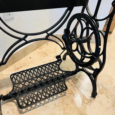 Metal Singer Sewing Bases. (GR-JM)