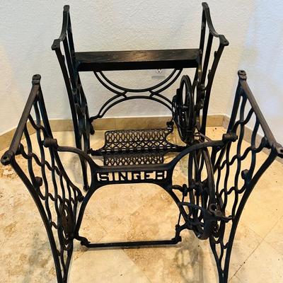Metal Singer Sewing Bases. (GR-JM)