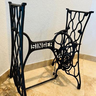Metal Singer Sewing Bases. (GR-JM)