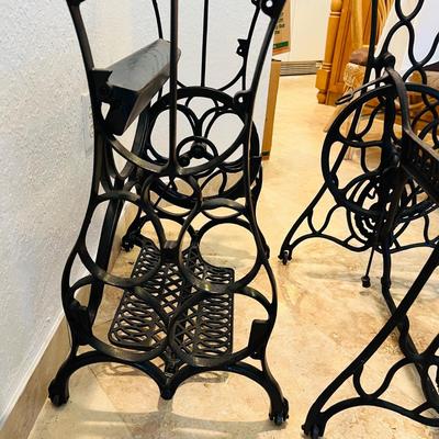 Metal Singer Sewing Bases. (GR-JM)