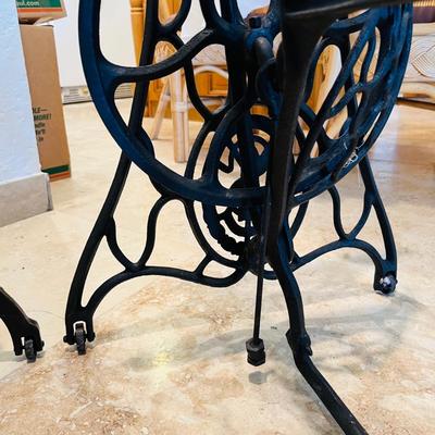 Metal Singer Sewing Bases. (GR-JM)