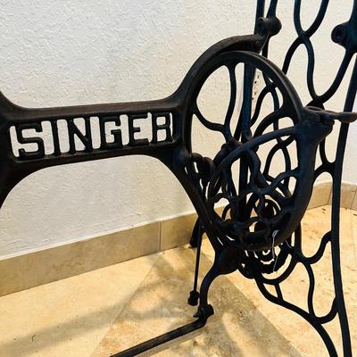 Metal Singer Sewing Bases. (GR-JM)