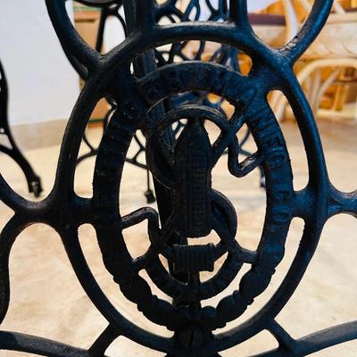 Metal Singer Sewing Bases. (GR-JM)