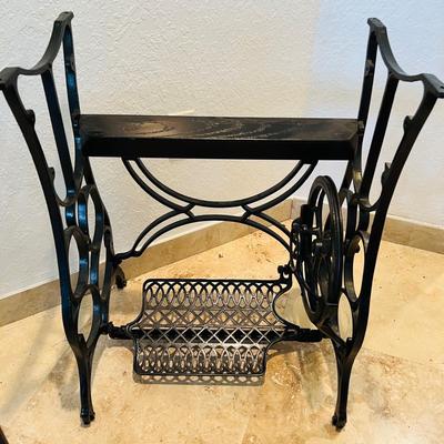 Metal Singer Sewing Bases. (GR-JM)