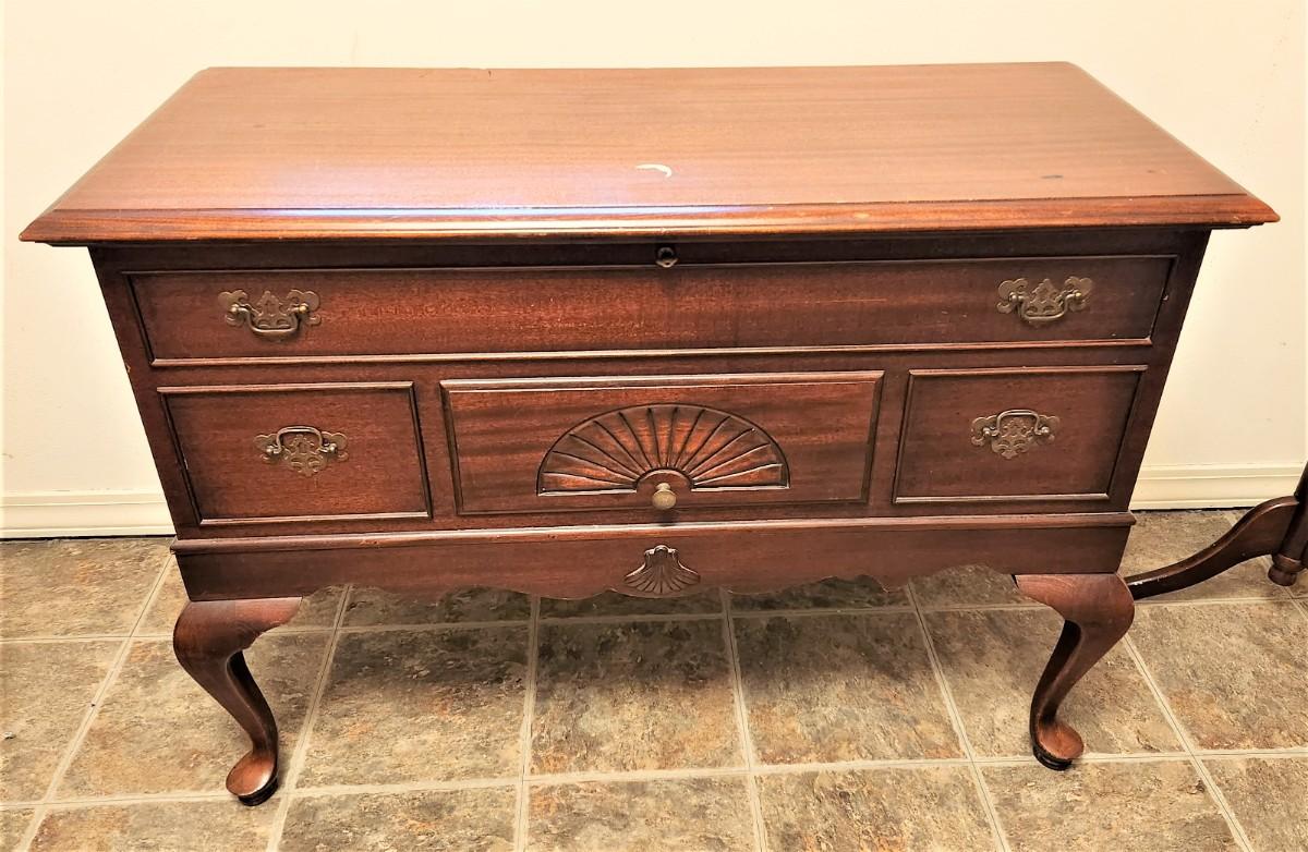 Lot 181 Vintage Queen Anne Style LANE Cedar Chest with Key