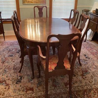 519 Vintage Hickory Chair Co. Queen Anne Style Mahogany Banded Dining Room Table with Leaves, Padding and 6 Chairs