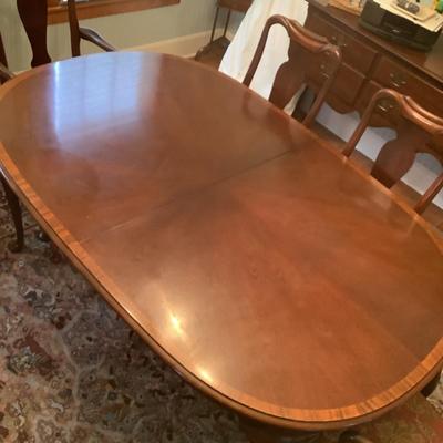 519 Vintage Hickory Chair Co. Queen Anne Style Mahogany Banded Dining Room Table with Leaves, Padding and 6 Chairs