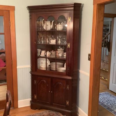 520 Chippendale Style Mahogany Glass Front Door Corner Cabinet