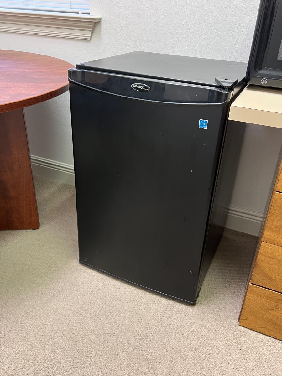 DANBY Mini Fridge *Read Details