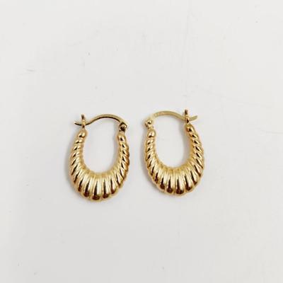 BEAUTIFUL 14K GOLD SCALLOPED HOOP EARRING | EstateSales.org