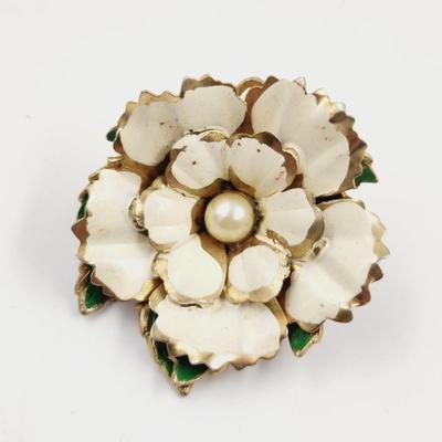 VINTAGE GOLD TONED FLOWER BROOCH / PIN