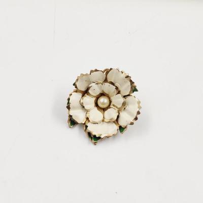 VINTAGE GOLD TONED FLOWER BROOCH / PIN