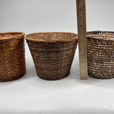 Lot of Medium Sized Weaved Wicker Decorative Baskets