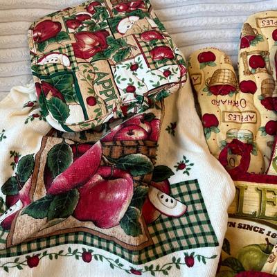 Kitchen towels and pot holders