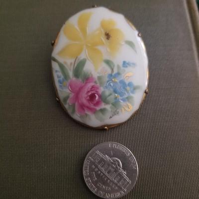 Victorian hand pa8nted brooch
