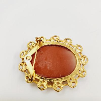 VINTAGE GOLD TONED CAMEO BROOCH PIN