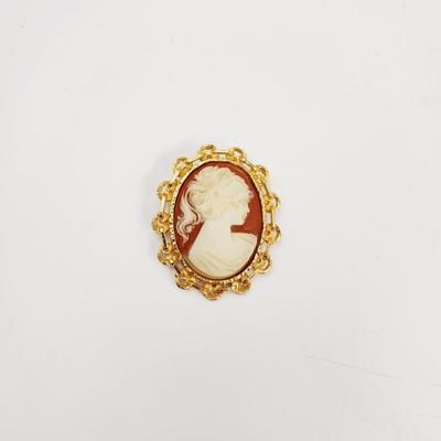 VINTAGE GOLD TONED CAMEO BROOCH PIN