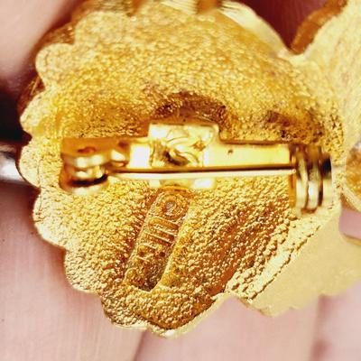 VINTAGE ULTA GOLD TONED ANGEL PIN