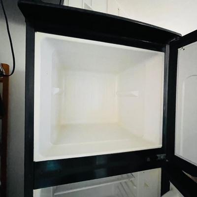 Magic Chef Mini Fridge (L-NM)