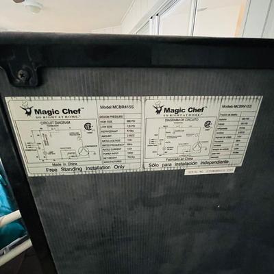 Magic Chef Mini Fridge (L-NM)
