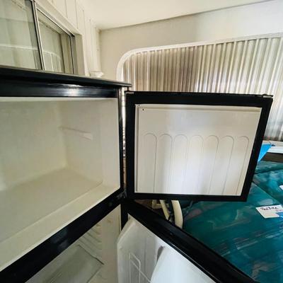 Magic Chef Mini Fridge (L-NM)