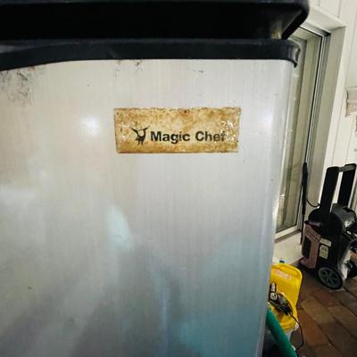 Magic Chef Mini Fridge (L-NM)