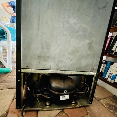 Magic Chef Mini Fridge (L-NM)