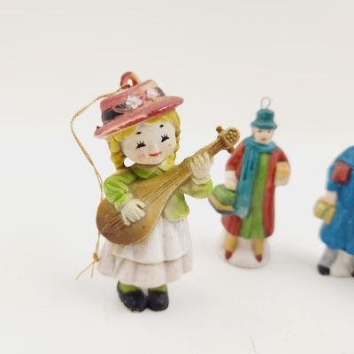 VINTAGE BUNDLE OF PORCELAIN AND RESIN CHARACTERS