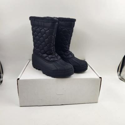NEW SIZE 7 SNOW BOOTS