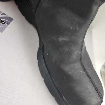 SIZE 7 WARM WOMENS BOOTS