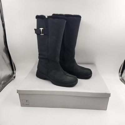 SIZE 7 WARM WOMENS BOOTS