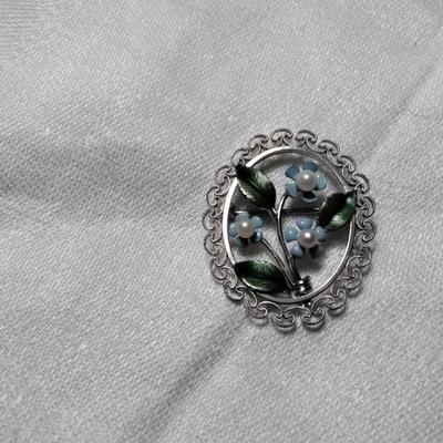 Beautiful Vintage Krementz Brooch