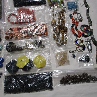 Collection Of Decorative Beads Lot 110