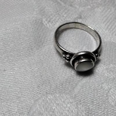 Pretty Vintage Moonstone 925 Ring Size 8