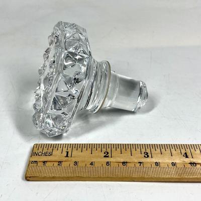 Diamond Cut Crystal Glass Square Shaped Decanter Stopper