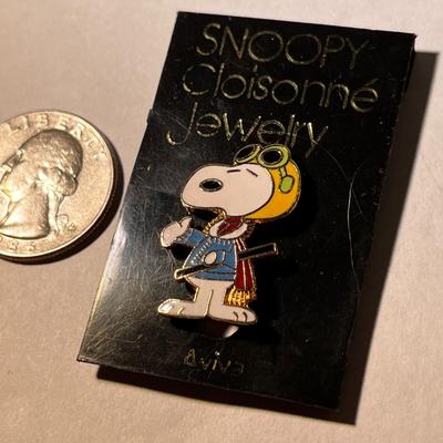 SNOOPY CLOISONNE PIN ON ORIGINAL CARD
